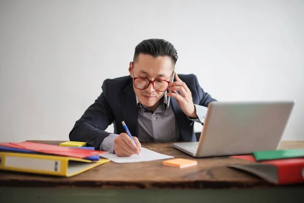 Asiático Hombre Teléfono Tomando Nota — Foto de Stock