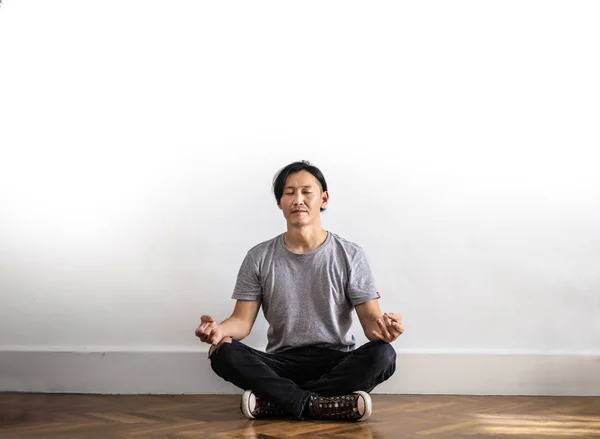 Fiatal Ázsiai Férfi Meditáló Portré — Stock Fotó
