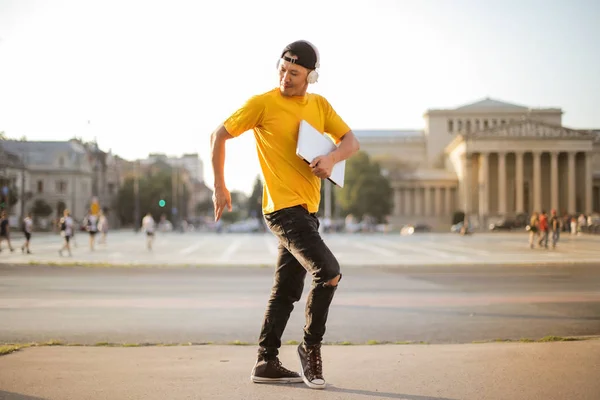 Ung Asiatisk Man Dansar Gatan — Stockfoto