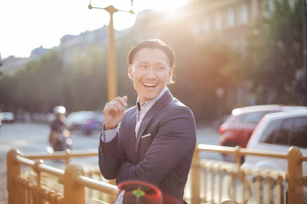 Asiático Hombre Negocios Sonriendo Calle — Foto de Stock