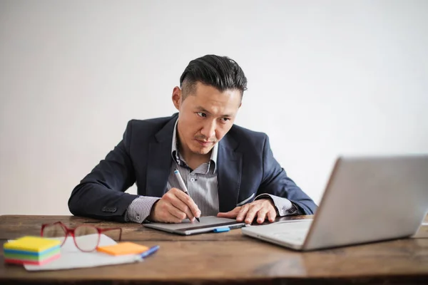 Asiatico Uomo Affari Con Laptop Prendere Appunti — Foto Stock