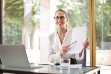 çalışırken gülümseyen kadın 