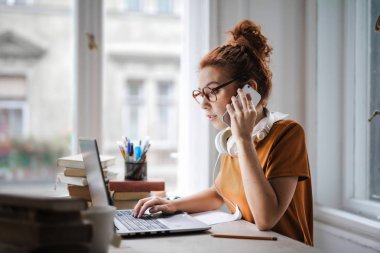 süre çalışma ve eğitim telefondaki kadın