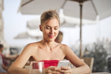 sarışın kadın onun telefonunuzda ileti okuma
