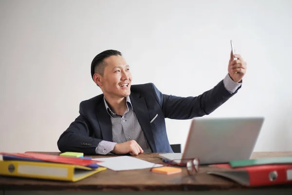 Aziatische Zakenman Nemen Selfie — Stockfoto