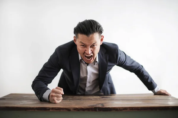 叫んで怒っているアジア系のビジネスマン — ストック写真