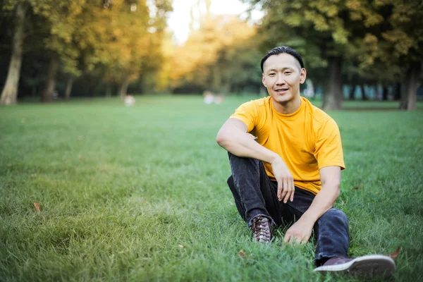 Aziatisch Mens Ontspannen Het Park — Stockfoto