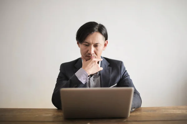 Asiático Hombre Con Laptop Centrado Trabajo — Foto de Stock