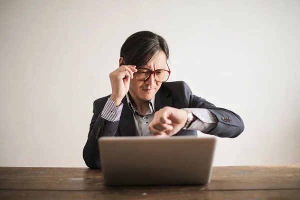 Asiático Empresário Com Laptop Olhando Para Seu Relógio — Fotografia de Stock