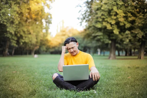 Συγχέεται Ασιατική Άνθρωπο Laptop Στο Πάρκο — Φωτογραφία Αρχείου