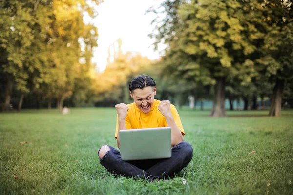 Ασιατική Άνθρωπο Laptop Πέτυχαν — Φωτογραφία Αρχείου