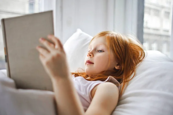 Klein Meisje Lezen Boek — Stockfoto