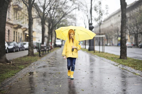 Liten Flicka Regnrock Och Paraply Som Vandrar Gatan — Stockfoto