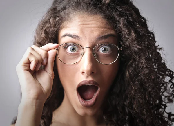 Mulher Com Óculos Retrato Surpreso — Fotografia de Stock