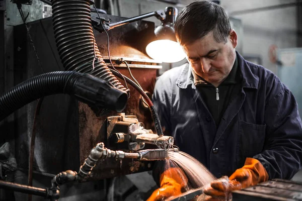 Homem Trabalhando Com Máquina — Fotografia de Stock