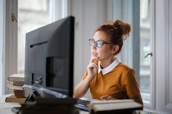 Kvinna Som Studerar Arbetar Framsidan Skärmen — Stockfoto