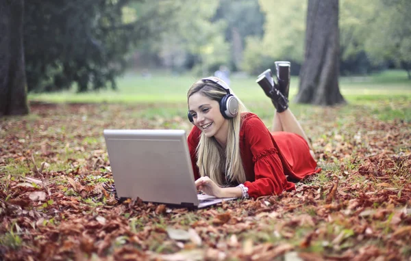 Νεαρή Γυναίκα Φορητό Υπολογιστή Και Ακουστικά Στη Φύση — Φωτογραφία Αρχείου
