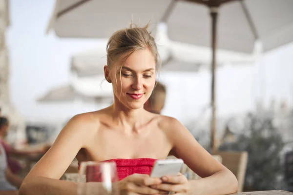 Blondine Liest Nachrichten Auf Ihrem Handy — Stockfoto
