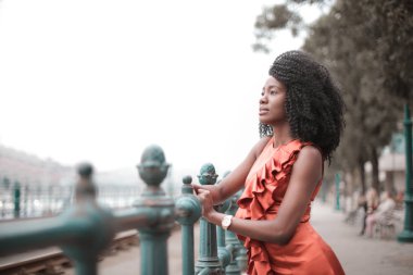 Güzel kız manzaraya bakarak