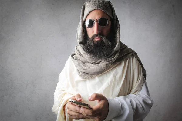 Homem Roupa Religiosa Segurando Smartphone — Fotografia de Stock
