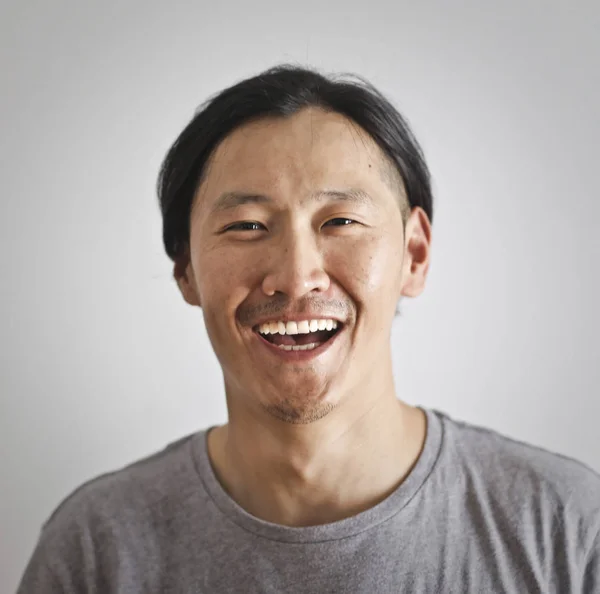 Lachende Aziatische Man Portret — Stockfoto