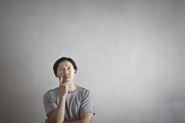 Jeune Asiatique Homme Pensée Portrait — Photo