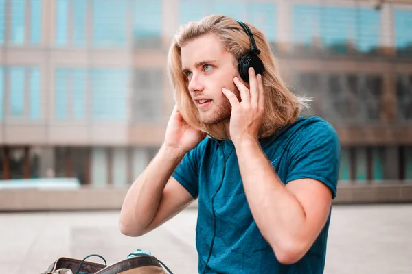 Ung Blond Man Lyssnar Musik — Stockfoto