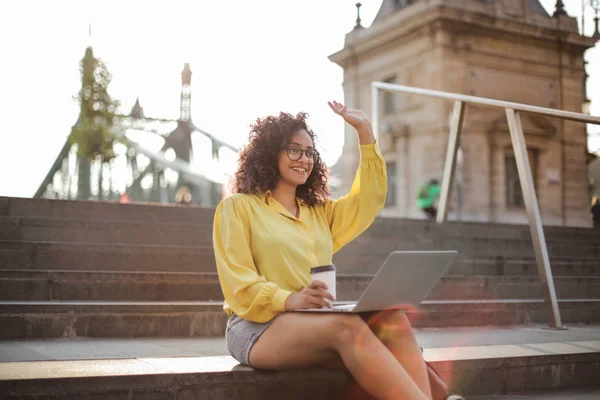 Черный Студент Желтой Рубашке Кофе Ноутбуком — стоковое фото