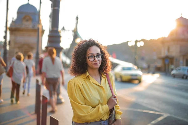 Preto Jovem Mulher Amarelo Camisa Rua — Fotografia de Stock