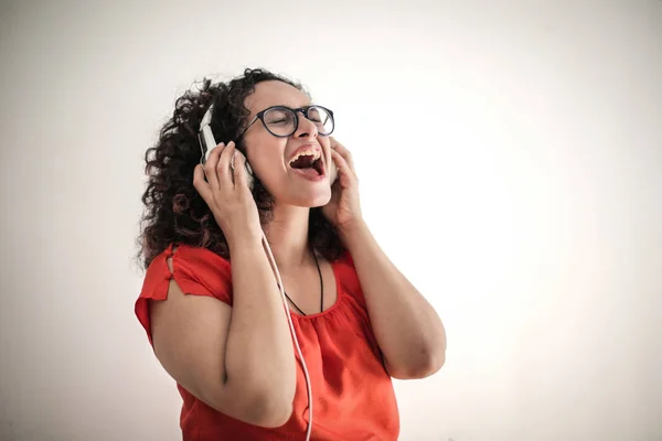Chica Negra Escuchando Música Con Auriculares — Foto de Stock