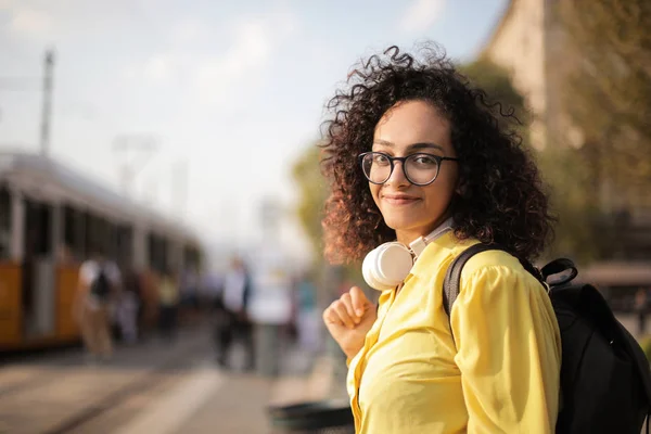 Donna Bruna Camicia Gialla Con Cuffie Che Camminano Strada — Foto Stock