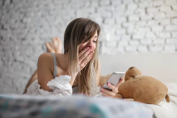 Mulher Lendo Suas Mensagens Cama — Fotografia de Stock