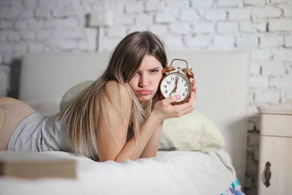 Blonde Vrouw Met Wekker Het Bed — Stockfoto