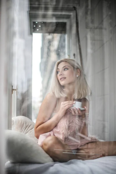 Blonde Belle Avoir Café Dans Lit — Photo