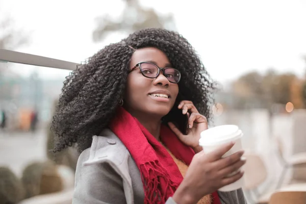 Schöne Mädchen Gespräch Mit Dem Smartphone Coffeeshop — Stockfoto