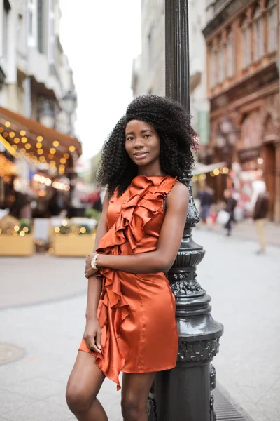 Belle Fille Marchant Dans Rue — Photo