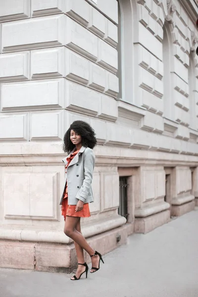 Hermosa Chica Negra Caminar Calle —  Fotos de Stock