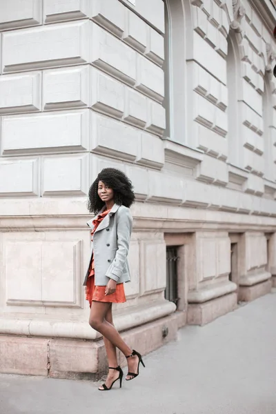 Bela Menina Negra Andar Rua — Fotografia de Stock