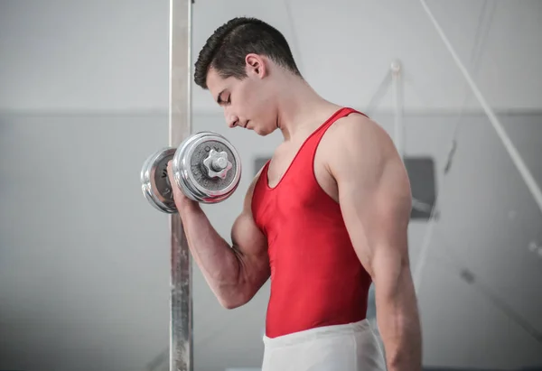 Atleta Hombre Haciendo Ejercicio Con Pesas Gimnasio —  Fotos de Stock