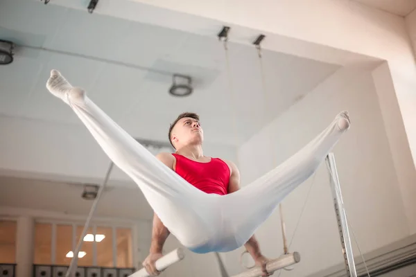 Jovem Atleta Homem Pulando Fazendo Exercícios Artísticos Ginásio — Fotografia de Stock