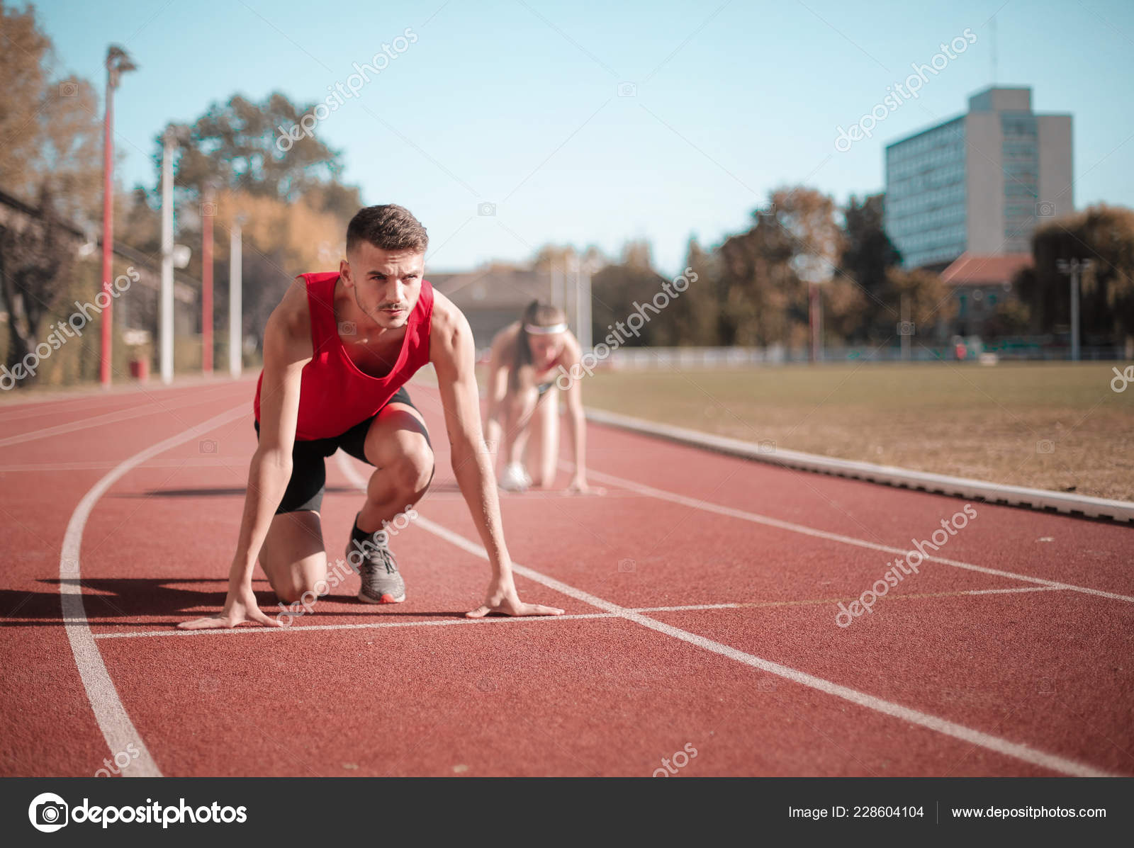 atleta focado. jovem em roupas esportivas está se exercitando ao ar livre  15461176 Foto de stock no Vecteezy
