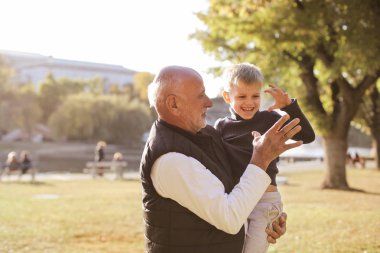 Dede ve torunu parkta birlikte eğleniyor