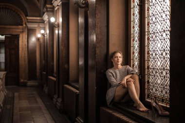 Pencerede oturan genç güzel kadın rahat