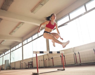 Sporcu kadın yarış pisti üzerinde atlama