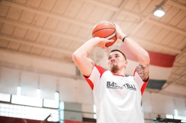 Genç sportman basketbol oynarken