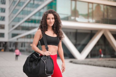 Sportbag sokakta olan kadın
