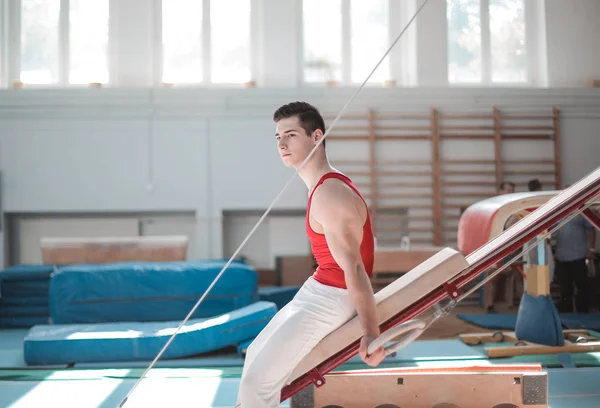 Athlète Homme Travaillant Dans Salle Gym — Photo