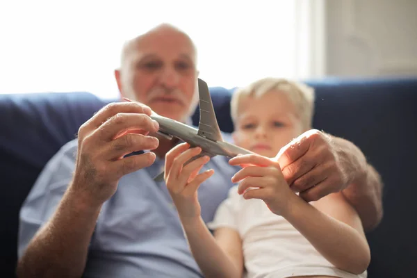 Großvater Und Enkel Spielen Zusammen Mit Einem Flugzeugspielzeug — Stockfoto