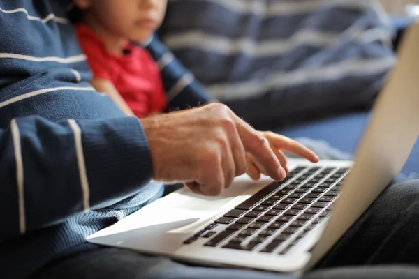 Dedesi Birlikte Bilgisayar Önünde Okuyan Torunu — Stok fotoğraf