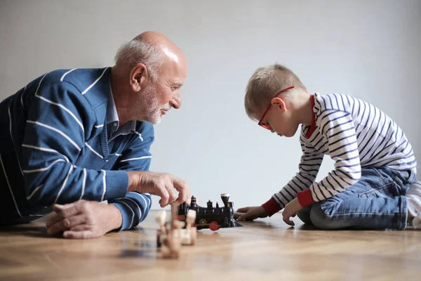 Nipote Nonno Giocare Petto Insieme — Foto Stock